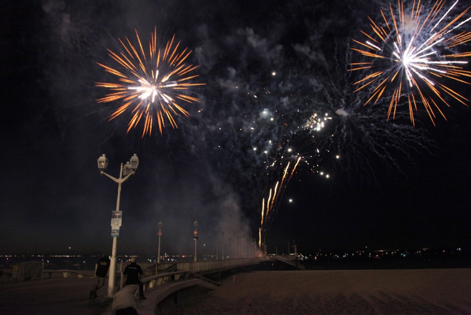 LE FEU D'ARTIFICE DU 14 JUILLET SUR LE FORNT DE MER D'ARCACHON