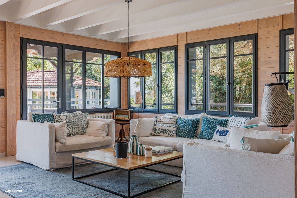 Décoration intérieure de villa au Cap Ferret avec bois et rotin naturel