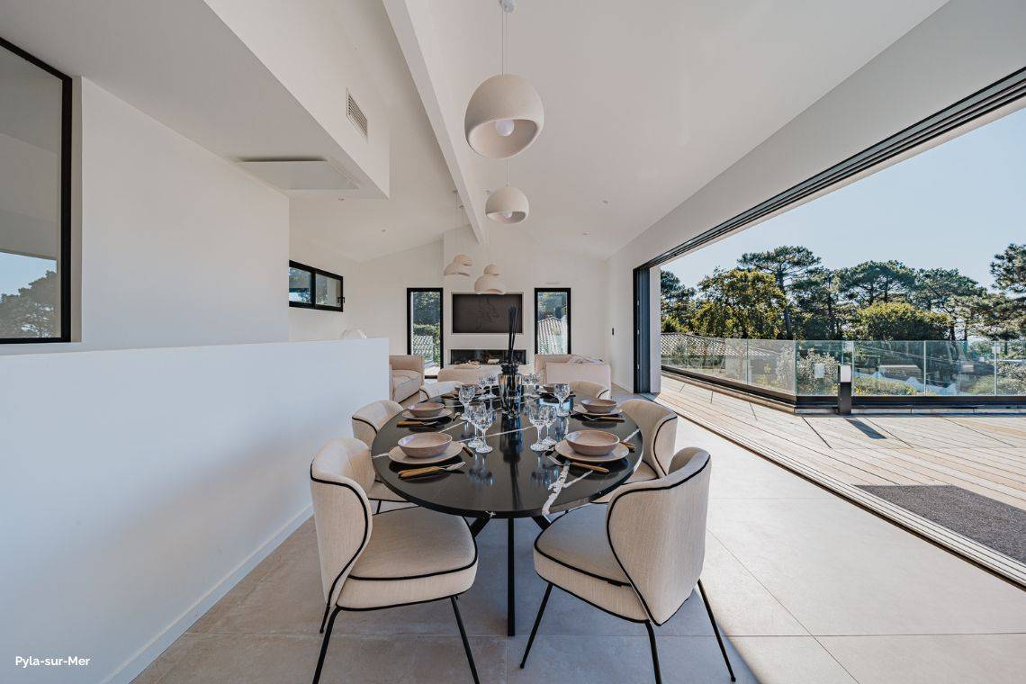 Intérieur d'une villa arcachonnaise avec vitraux et mobilier classique