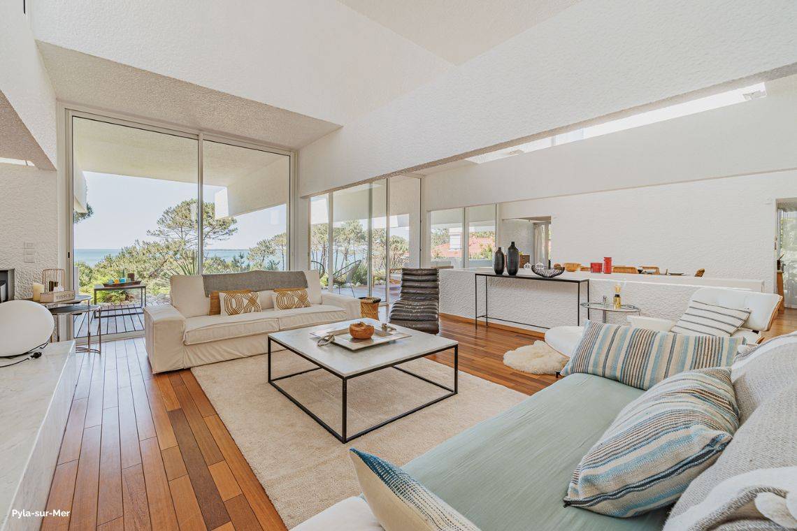 Villa moderne au Pyla-sur-Mer avec pièces design et grandes baies vitrées