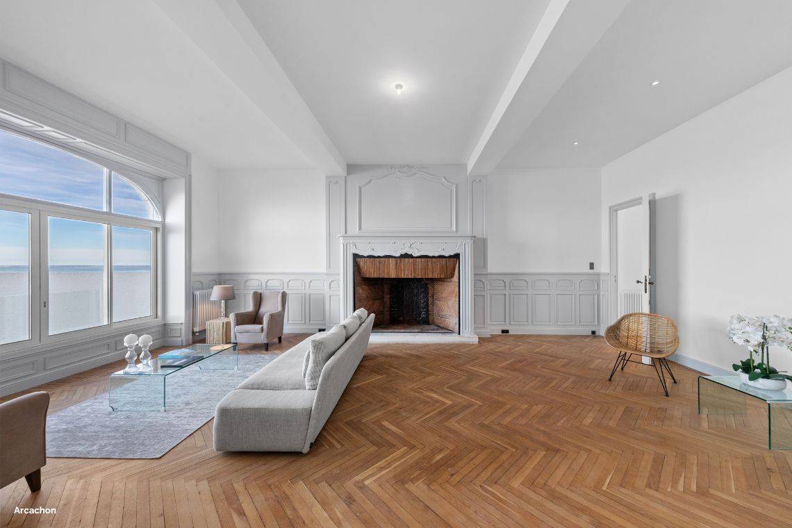 Maison de prestige à Arcachon avec carreaux de ciment et cheminée d'époque