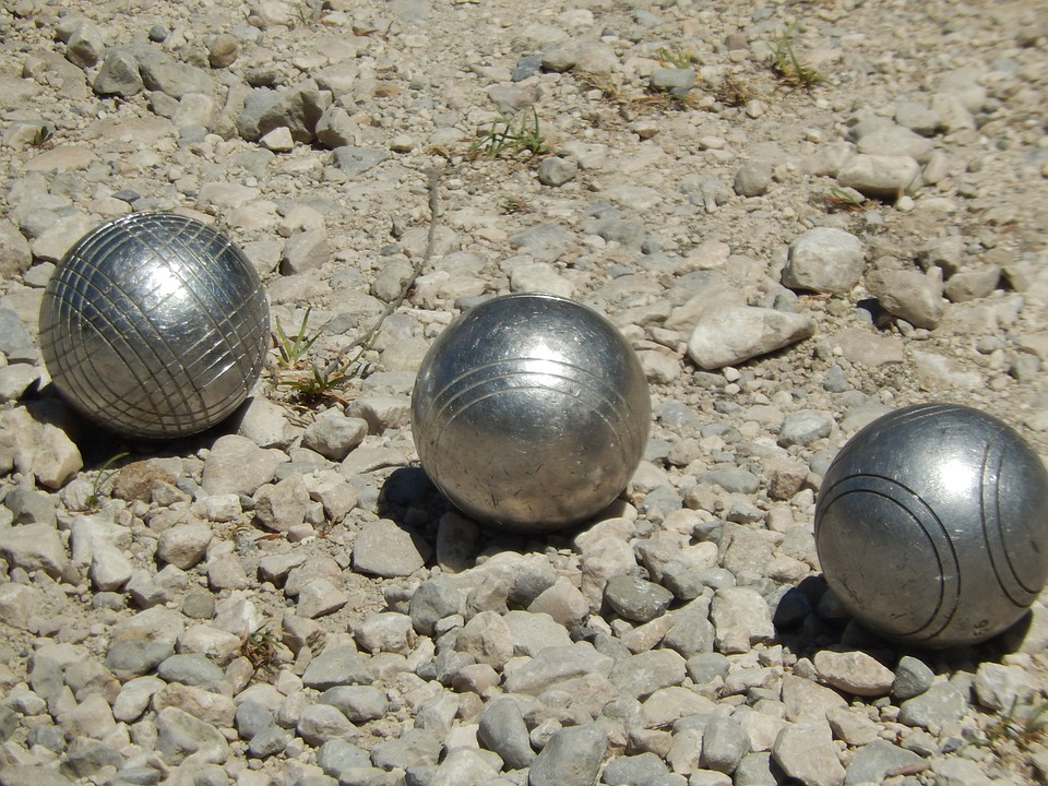 CERTAINES DE NOS VILLAS SONT ÉQUIPÉES D'UN TERRAIN DE PÉTANQUE