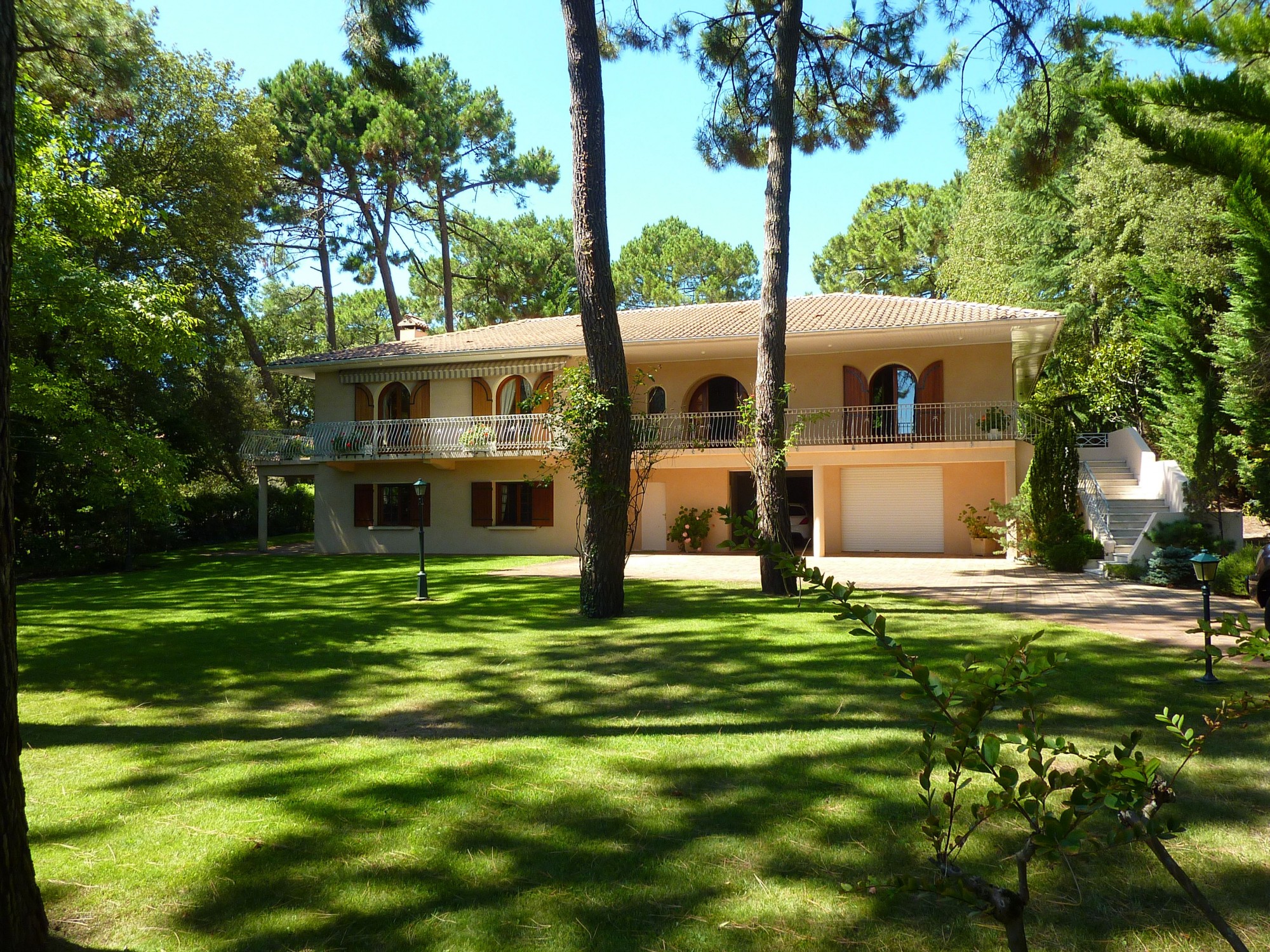 VENDU PAR BARNES VASTE DEMEURE FAMILIALE  AU MOULLEAU