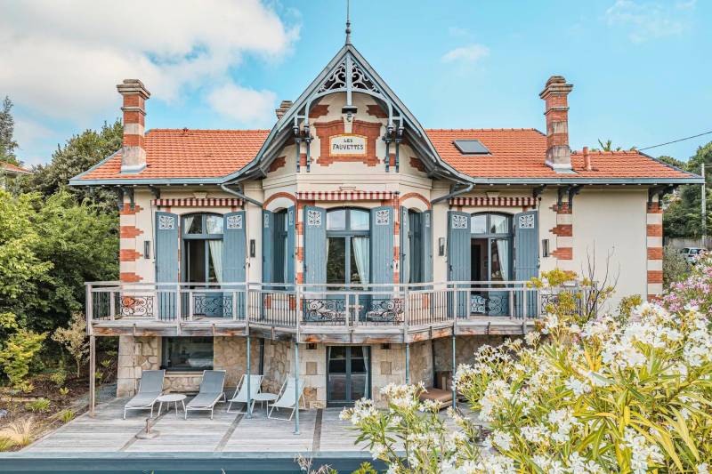 Villa d’époque avec véranda en fer forgé dans la Ville d’Hiver à Arcachon