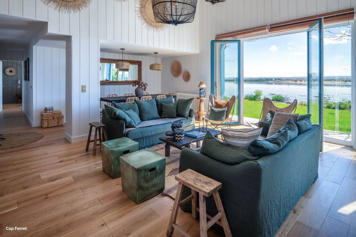 Salon élégant d’une villa arcachonnaise avec parquets anciens et moulures